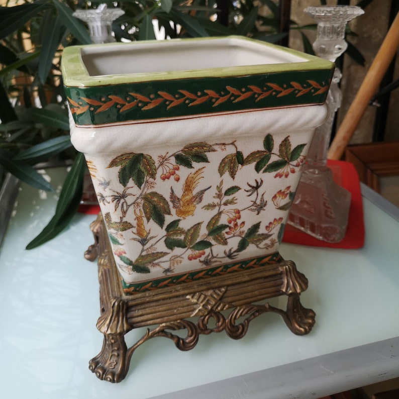 Stor guldfärgad mittpunktsvas med fågeldekoration, blommor och blommotiv bild 5