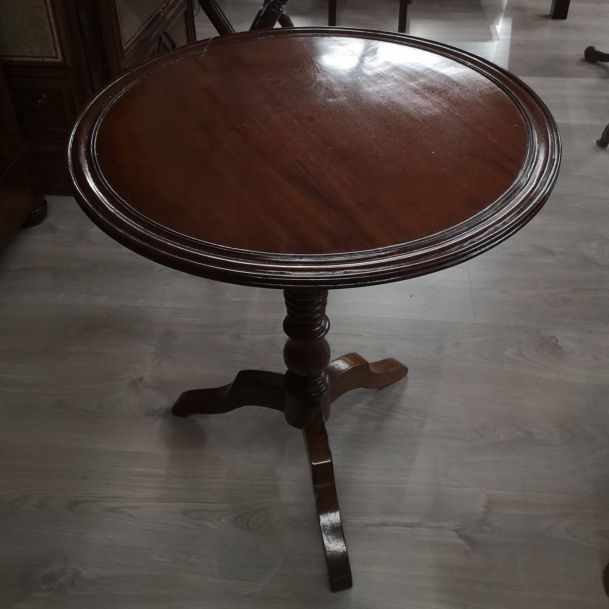 Français Table Ronde Antique d'accentuation d'extrémité Bois Sculpté Acajou Basse d'appoint Vintage 