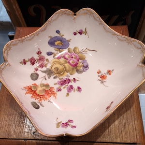 Meissen porcelain bowl Flower decor Floral Handpainted Gilt porcelain Gold Romantic scene Collectible Antiques Fine China 19th century