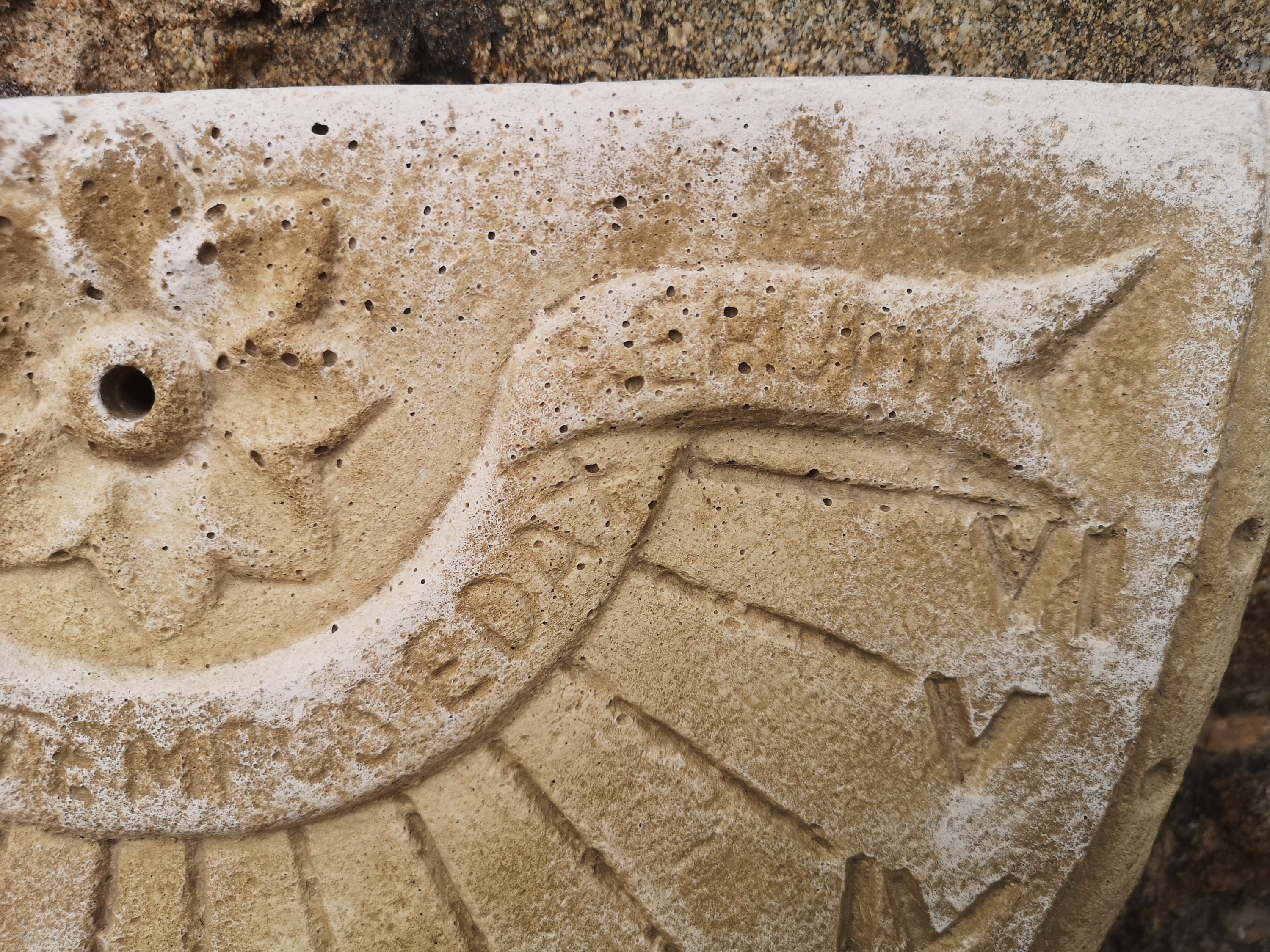 フランスのアンティークの石製日時計、壁掛け日時計、ソーラー時計