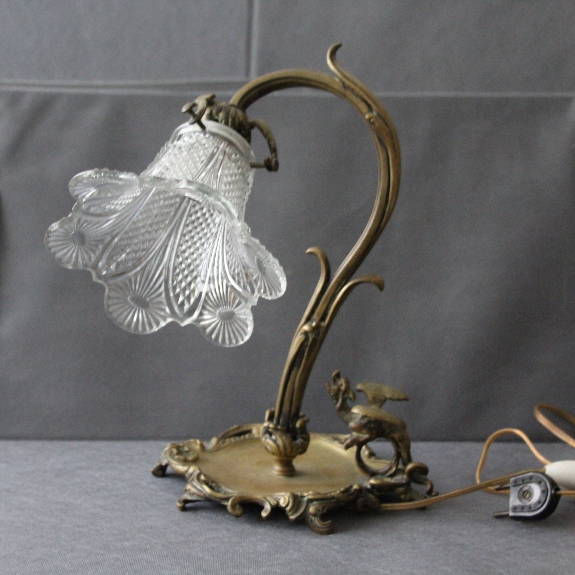 Élégante Lampe Romantique Art Nouveau Crystal Tulip Abat-Jour Base en Bronze Dragon Décor Lampe de T