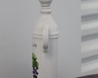 蓋付きフランス製磁器ワインボトル、ブラックカラント柄、ホワイト