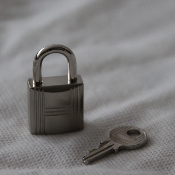 Borsa Hermes in palladio AUTENTICO Lucchetto in argento Lucchetto per borsa Hermes Ciondoli per borsa Accessori per borsa Borsa Birkin Borsa Kelly Borsa in pelle di lusso Etsy Italia