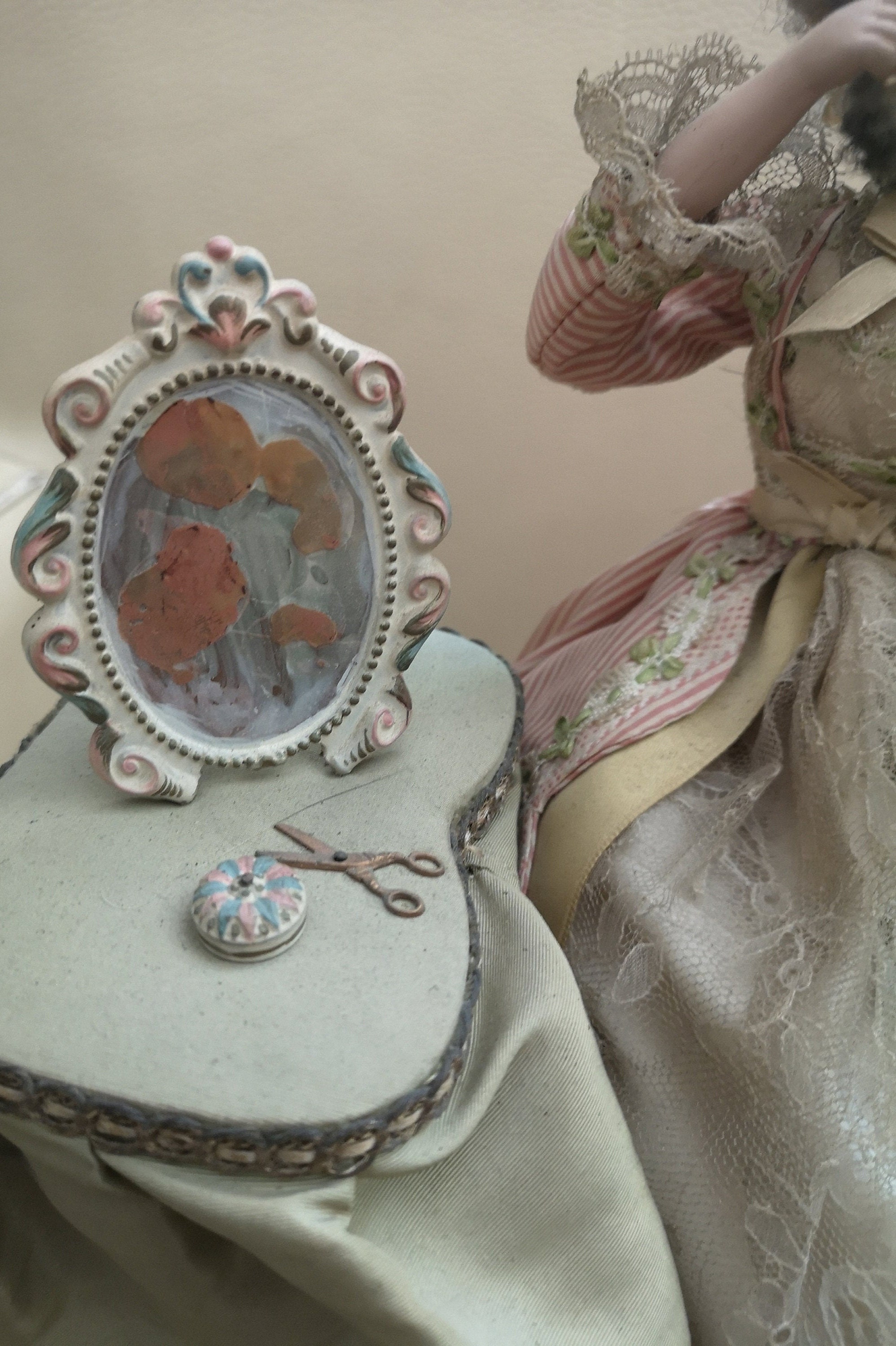 アンティーク雑貨 Antique Bisquedoll A Victorian Lady Bisque Doll Music Box Make up Vanity Mirror