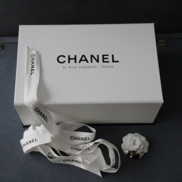 Chanel Paris Scatola bianca Scatola per borsa Scatola nera Accessori Chanel Carta di seta Camelia bianca Nastro Chanel Autentico Chanel Bianco nero Confezione regalo