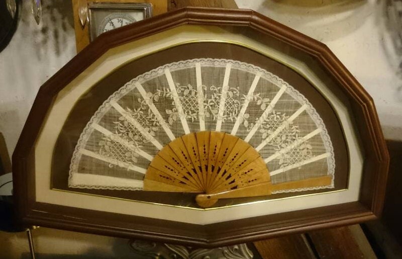 Français Vintage Lace Folding Fan Ladies Fan Elegant Wooden Frame Français Antiques Framed Shadow Bo
