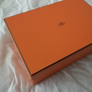 Boîte à chaussures Hermès Boîte cadeau orange Rangement Organisation Mode Accessoires Hermès Paris Dame élégante Beauté Fashionista Luxe Belle fille