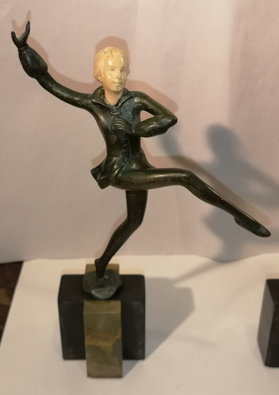 ブロンズ像踊る女性