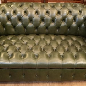 Green leather sofa Chesterfield 2 seater sofa Design couch Green furniture Living room sofa Elegant style Minimalist Mid century furniture
