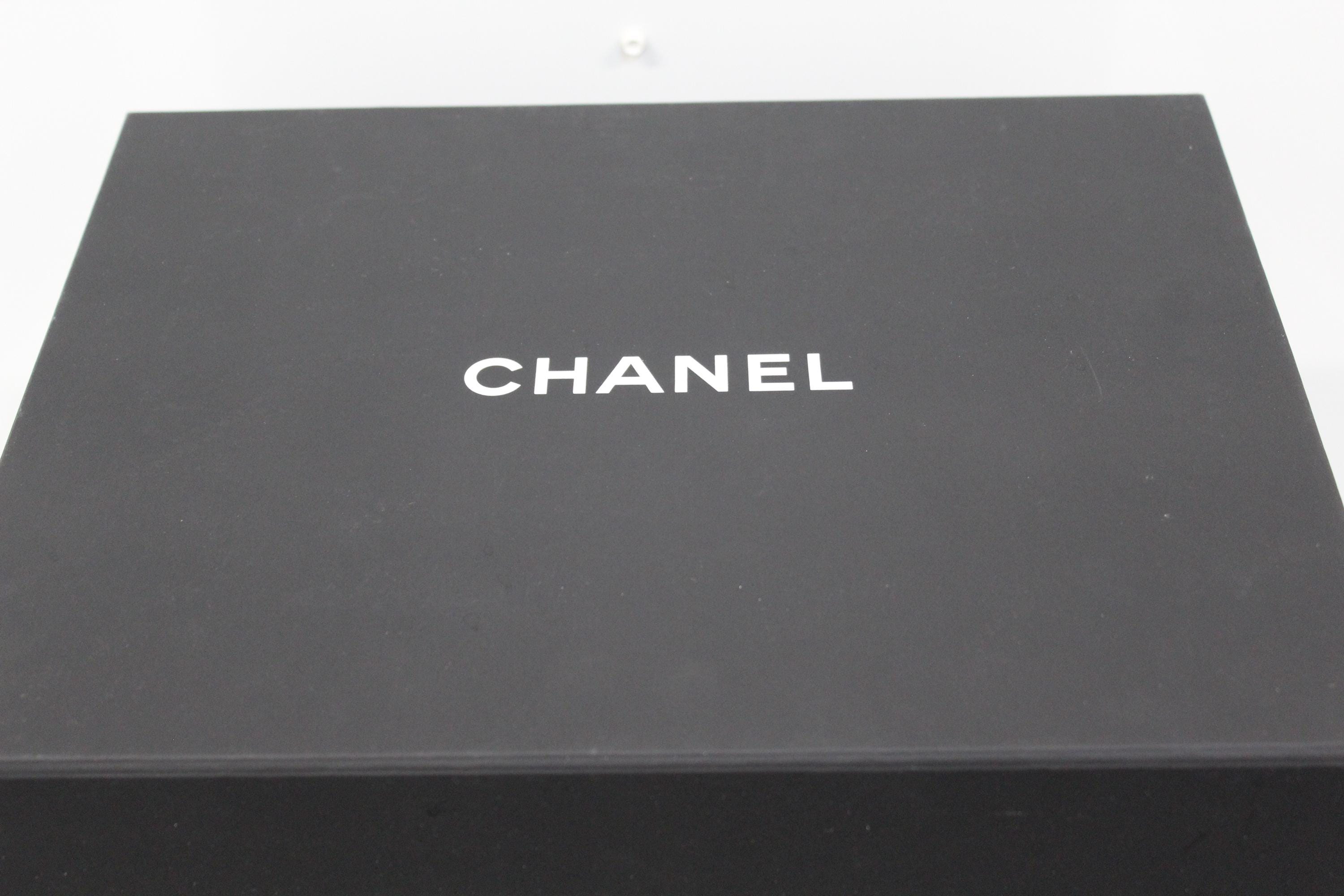 Chanel Paris Black White Box Bag Accessories Silk Paper  display picture 1
