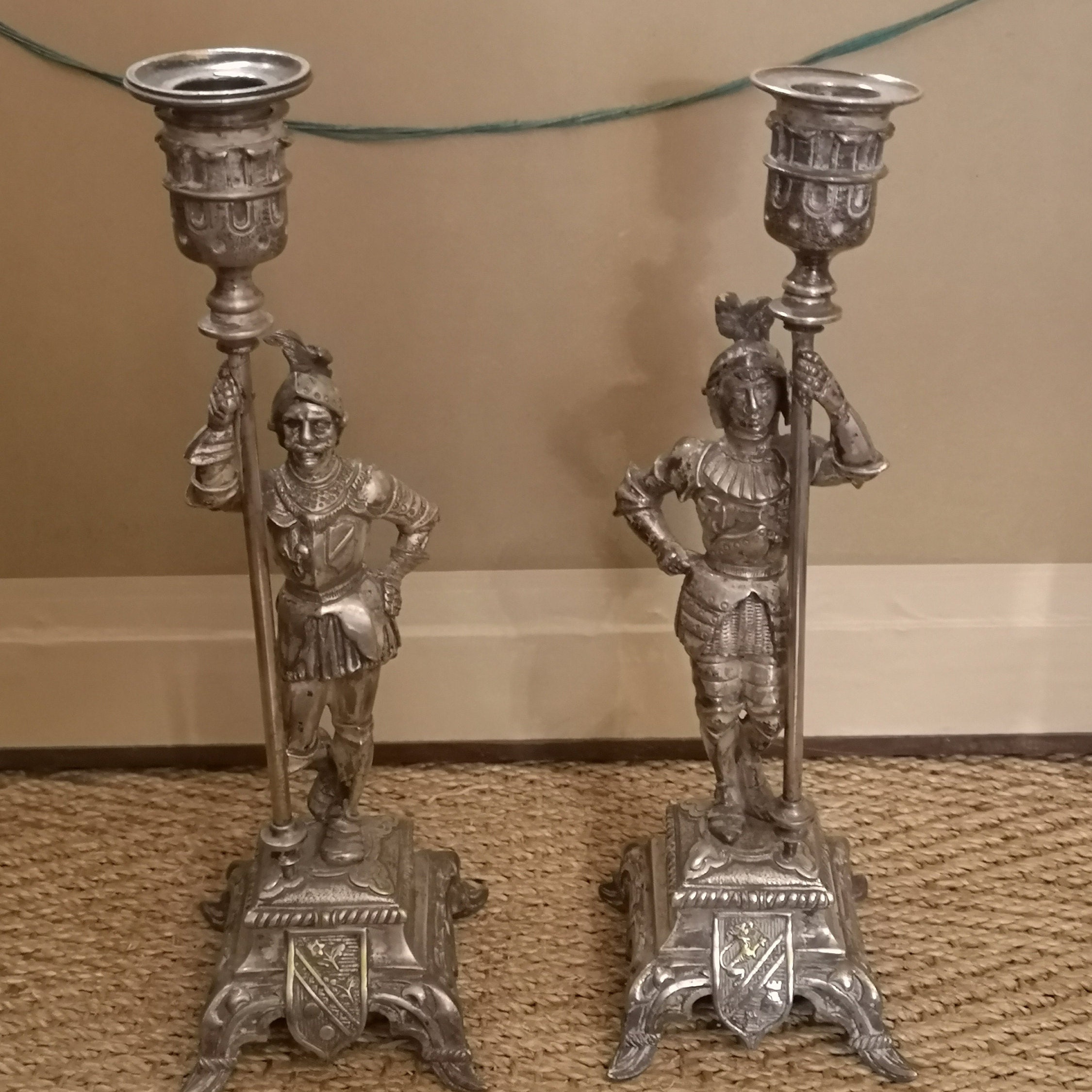 Les Chandeliers de Chevalier Gothiques Titulaires Néo-Gothiques Décor Médiéval Plaque d'argent Bronz