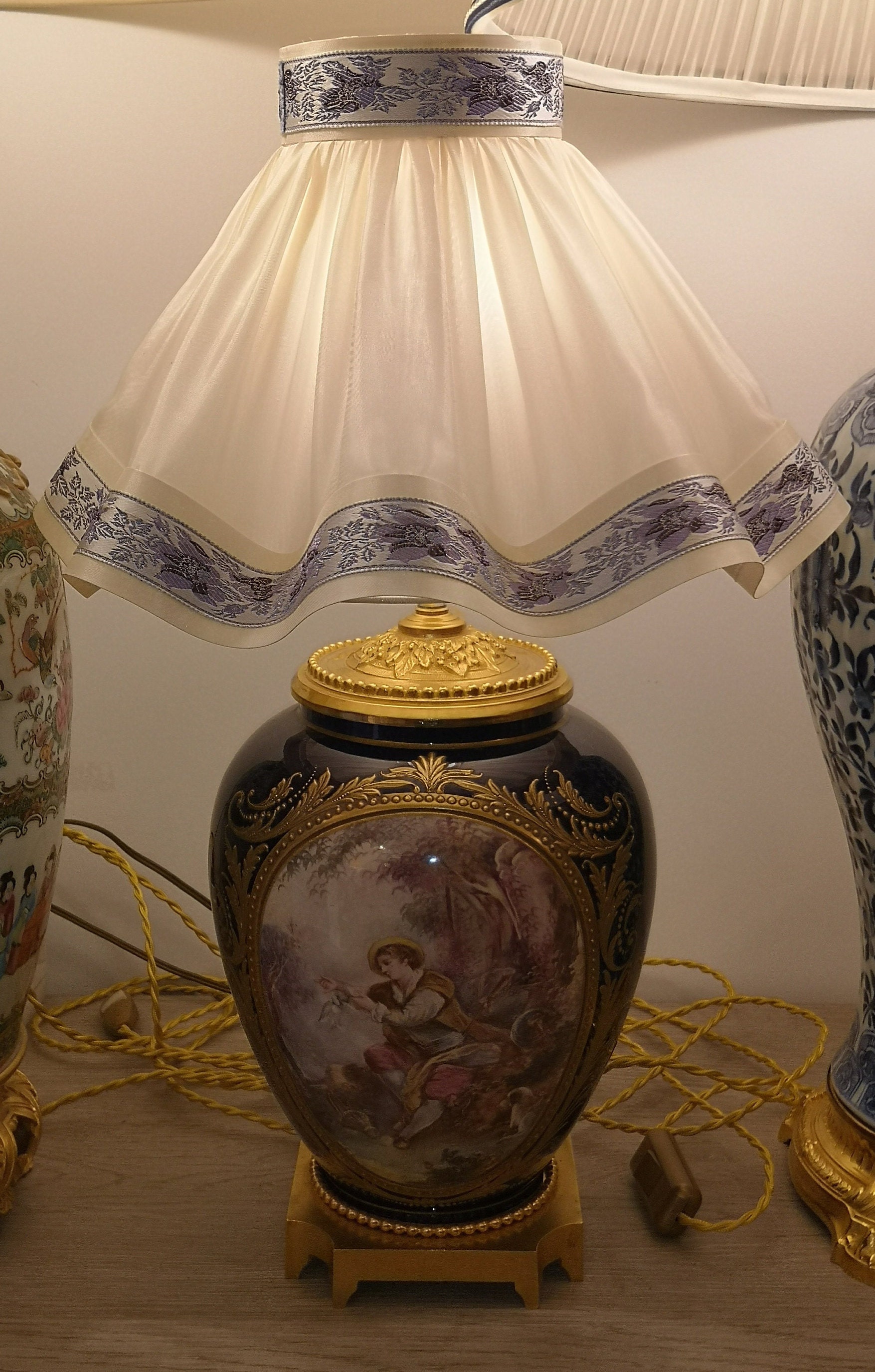 Antique Français Bleu Cobalt Or Lampe en Porcelaine avec Abat-Jour Blanc et Bleu Paysage Romantique 