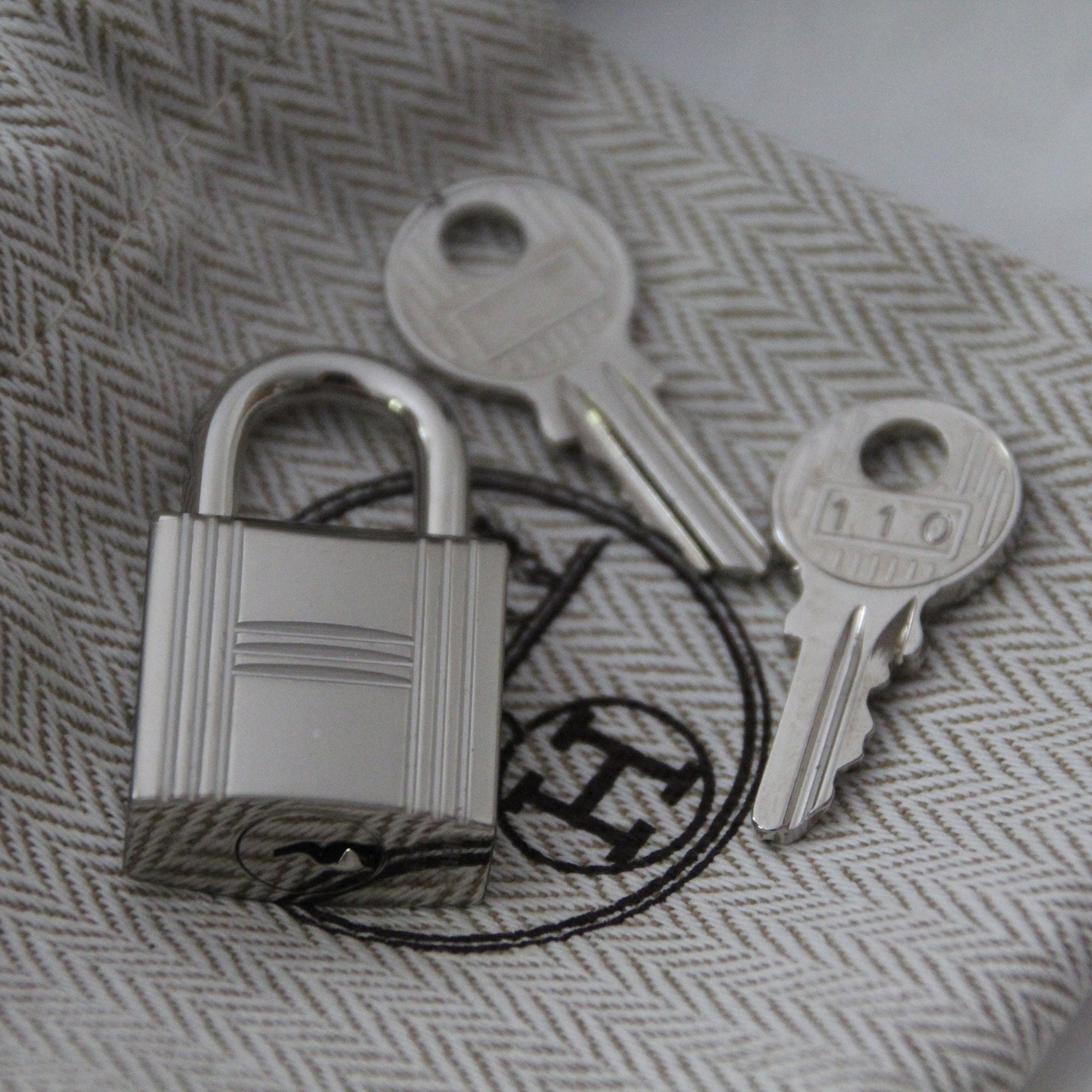 A Kelly 40 bag of camel coloured Fjord leather with golden hardware, keys  and padlock by Hermès (Co.) on artnet
