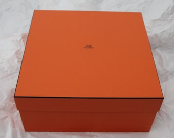 大きなオレンジ色のエルメスのショッピングバッグ ギフト