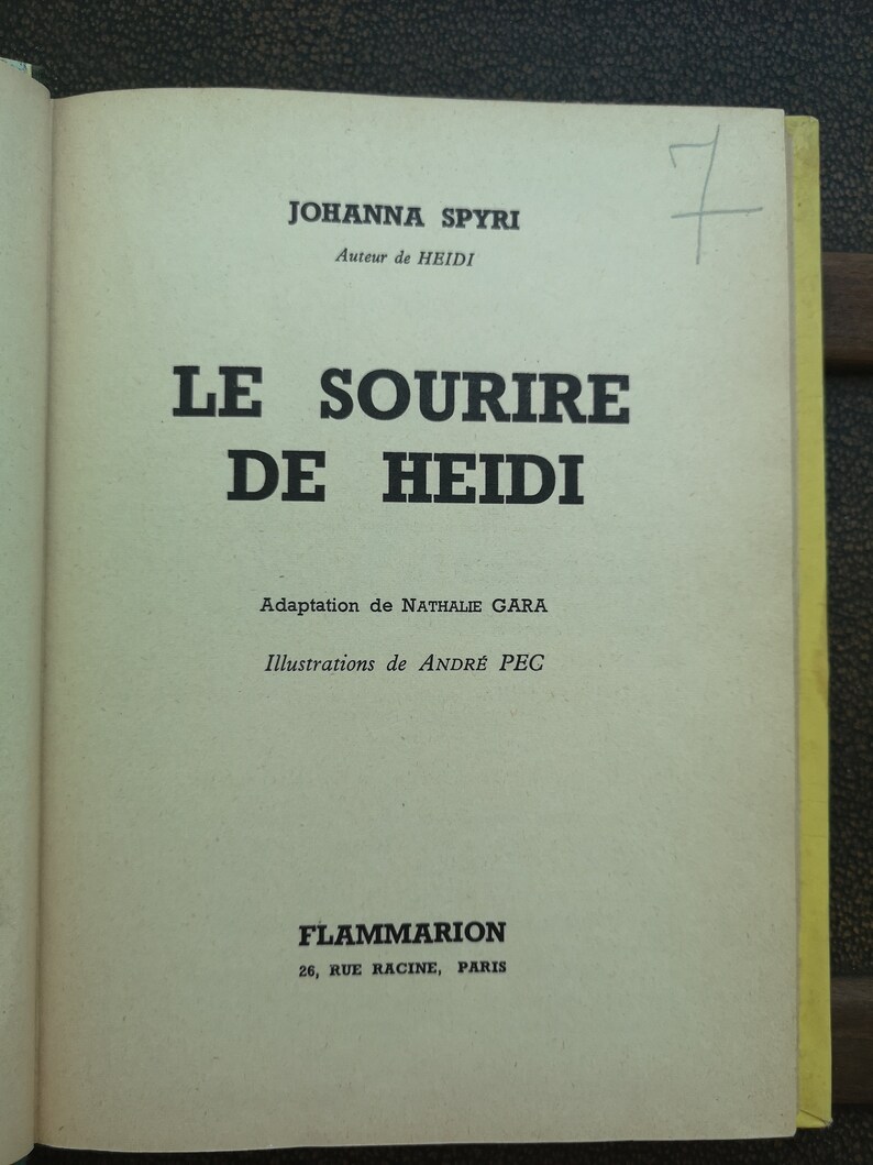 Może przedstawiać: Okładka książki "Uśmiech Heidi" autorstwa Johannny Spyri, w adaptacji Nathalie Gara i z ilustracjami Andr&eacute; Pec. Wydana przez Flammarion, 26 Rue Racine, Paris.