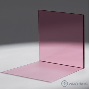 Peut inclure: Une feuille de plastique acrylique rose translucide. Le plastique est lisse et a un l&eacute;ger &eacute;clat.