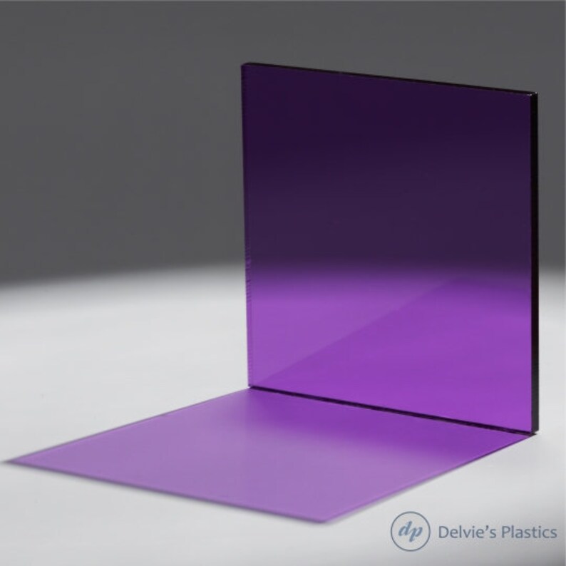 Puede incluir: Una l&aacute;mina de pl&aacute;stico acr&iacute;lico morado con un ligero degradado de un morado m&aacute;s oscuro a un morado m&aacute;s claro. El pl&aacute;stico es liso y reflectante.