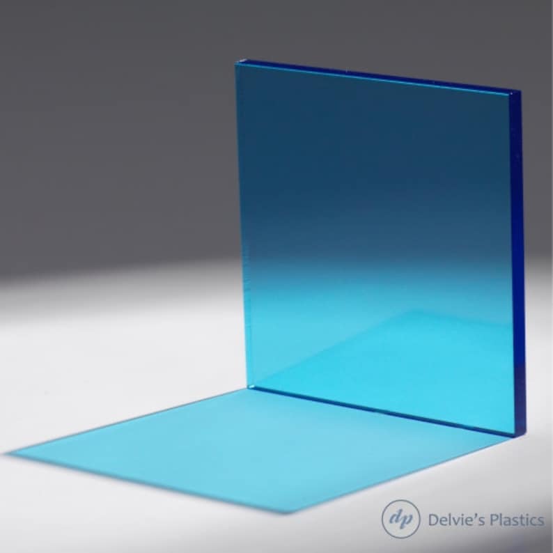 Puede incluir: Una l&aacute;mina de pl&aacute;stico acr&iacute;lico azul claro con un ligero degradado de oscuro a claro. El pl&aacute;stico es transl&uacute;cido y tiene un acabado liso y brillante.