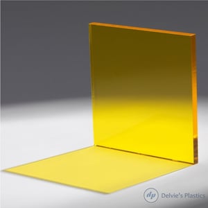 Puede incluir: Una l&aacute;mina de pl&aacute;stico acr&iacute;lico amarillo transl&uacute;cido. El pl&aacute;stico es ligeramente opaco y tiene un degradado de un amarillo m&aacute;s claro a un amarillo m&aacute;s oscuro.