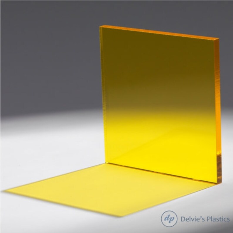 Puede incluir: Una l&aacute;mina de pl&aacute;stico acr&iacute;lico amarillo transl&uacute;cido. El pl&aacute;stico es ligeramente opaco y tiene un degradado de un amarillo m&aacute;s claro a un amarillo m&aacute;s oscuro.