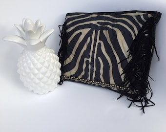 Pochette soiree simili cuir noir et tissu zèbre souligné d'un galon clouté