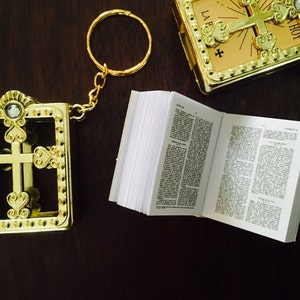 24 PIECES SILVER BIBLES KEY CHAINS FAVORS COMMUNION BAPTISM RECUERDOS ENGLISH 