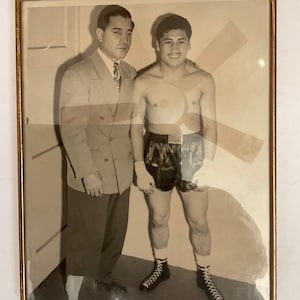 Original photography of Canto Robledo Mexican blind trainer circa 1947