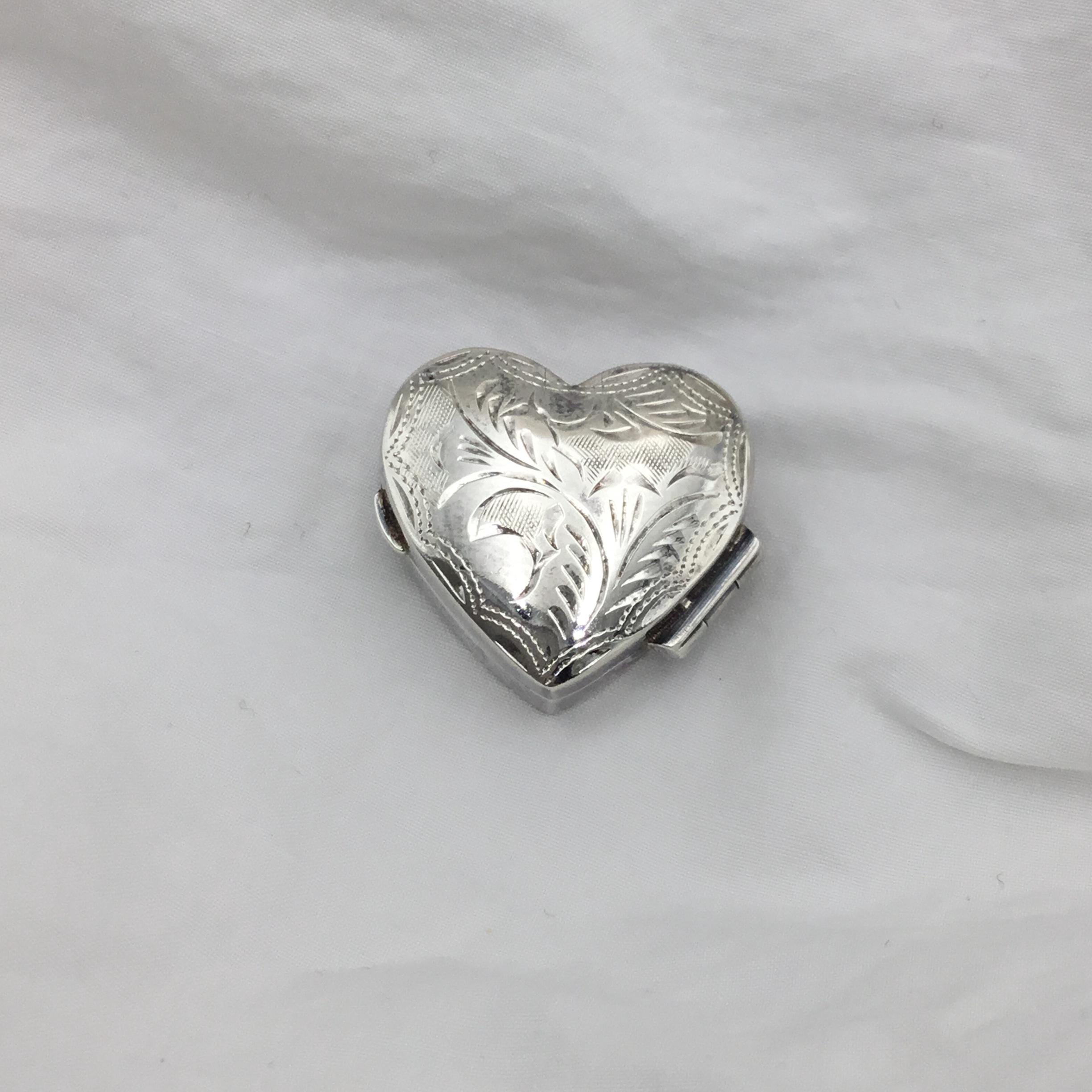 2024-25 秋冬新作  ハイブランドの Vintage Sterling Silver Heart Pill Box Small Size 1987 彫刻・オブジェ