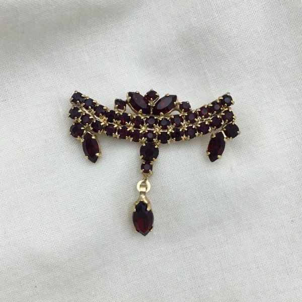 Vintage mid century 1950s to 1960s antique style garnet glass red cluster gold tone on brass drop brooch. Size 4.5cm x 3.9cm widest.