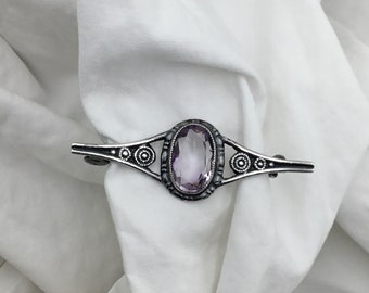 Antike Silber-Amethyst-Blasslila-Edelstein-Oval-Stein-Fancy-Bar-Brosche oder Spitzennadel. Größe 3,7 cm x 13 mm am breitesten. Art-Deco-Ära. Guter Zustand