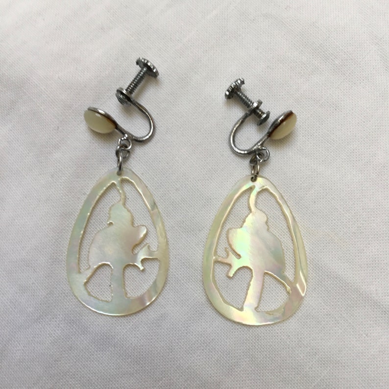 Vintage 1940s to 1950s mother of pearl carved parrot or cockatoo bird screw on earrings with red eyes