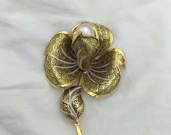 Vintage Damascene 1960s gold, black, white detail & costume pearl flower plant shaped gold tone brass brooch Size large 7.4cm x 4.3cm widest