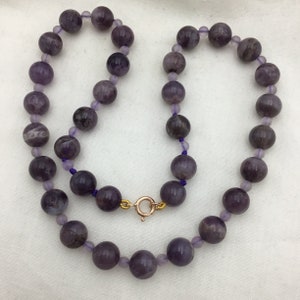 Vintage amethyst quartz gemstone bead necklace. 14ct gold filled clasp. Bead size 1cm and 4mm. Length 19 inch or 48cm.