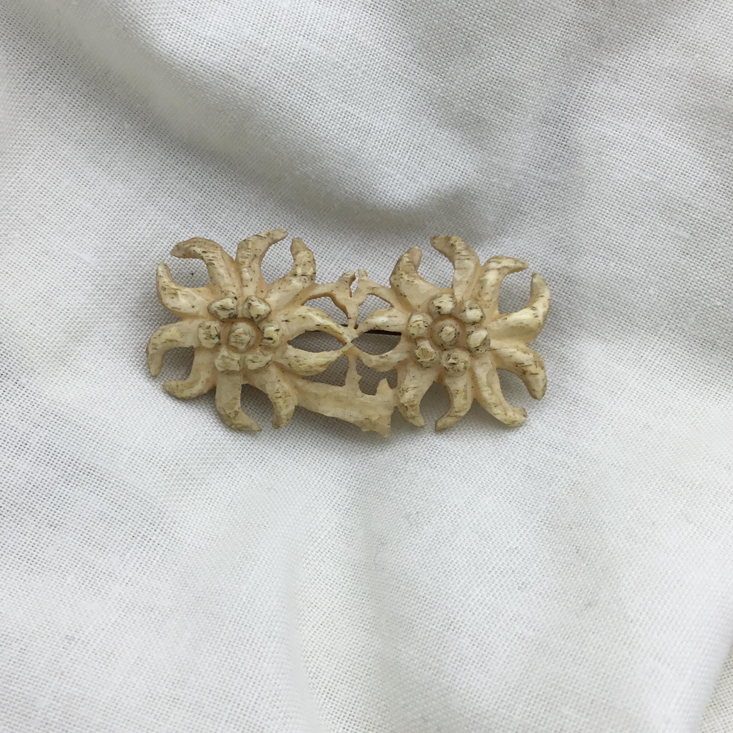 Vintage Art Deco 3D carved double Edelweiss alpine flower cream white beige cow bone and brass brooch pin C1930s size 4.2cm x 2.2cm widest.