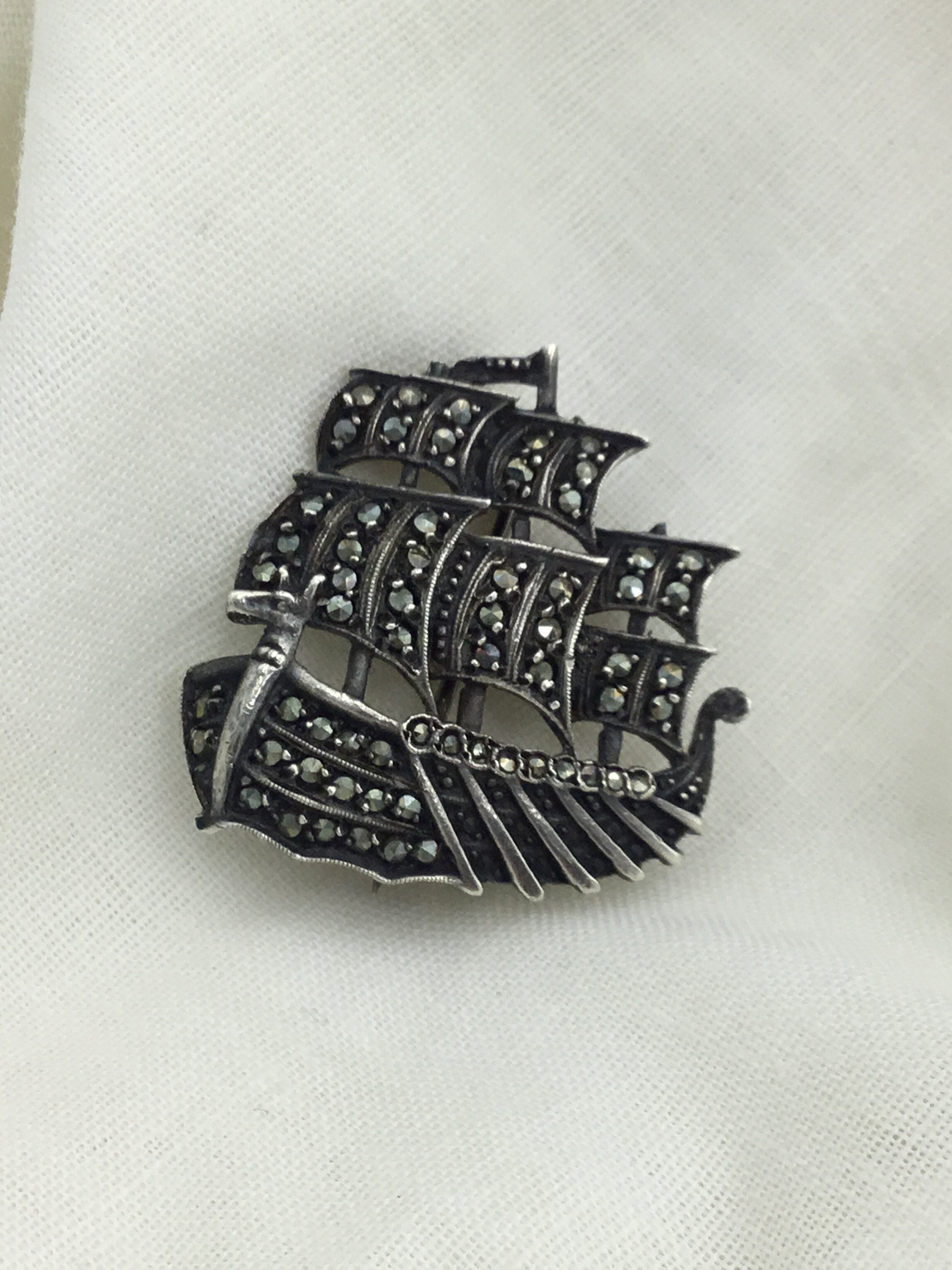 Broche Galion En Marcassite Argentée - Bijou Vintage - Occasion