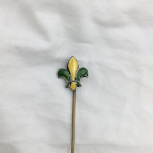 Vintage silver Fleur de Lys or Lis lily symbol green and yellow enamel small stickpin 6cm x 12mm at widest. Marked silver on reverse.
