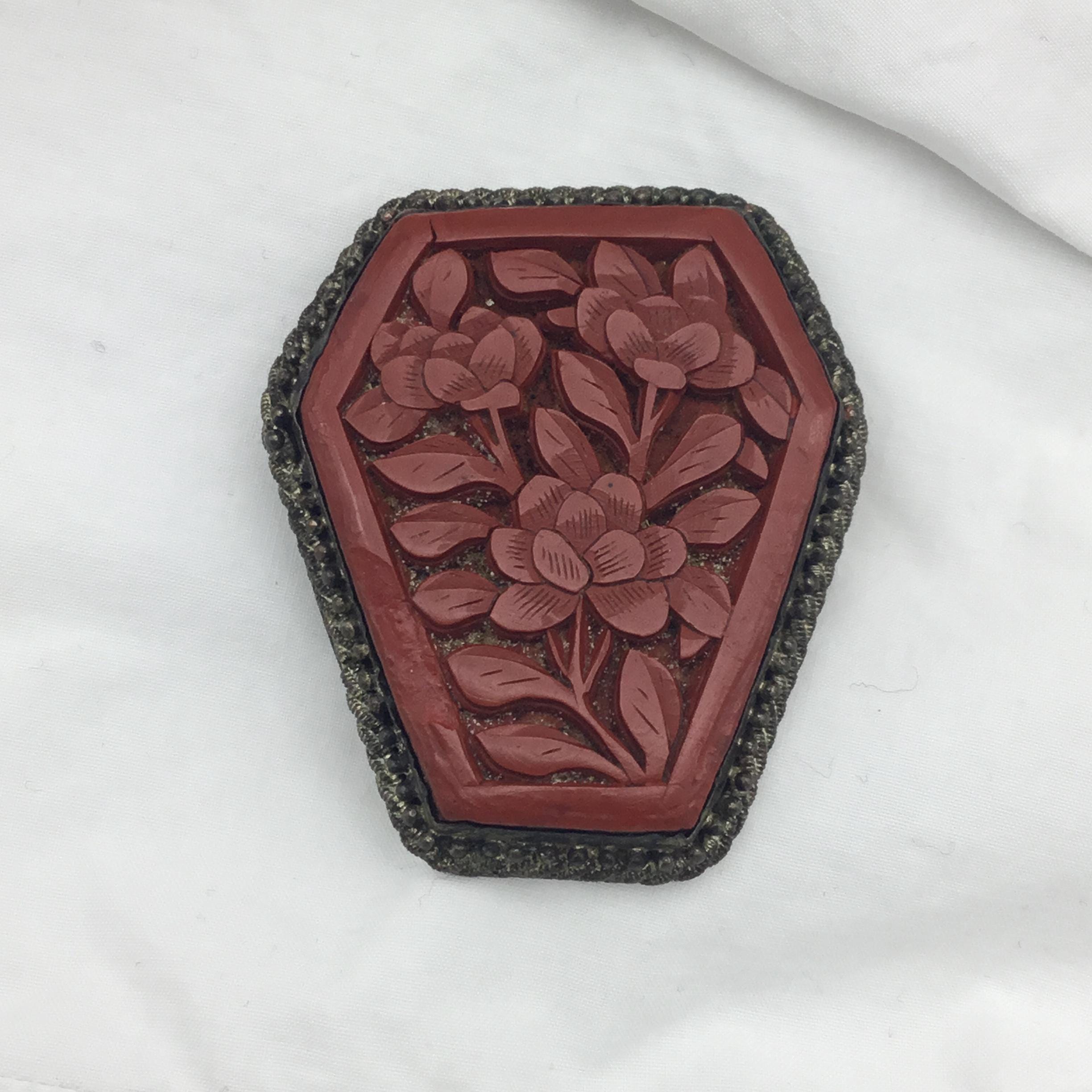 アンティーク雑貨 Indian Clip Vintage Carved Red Cinnabar Carved Flowers Brass Brooch. Chinese