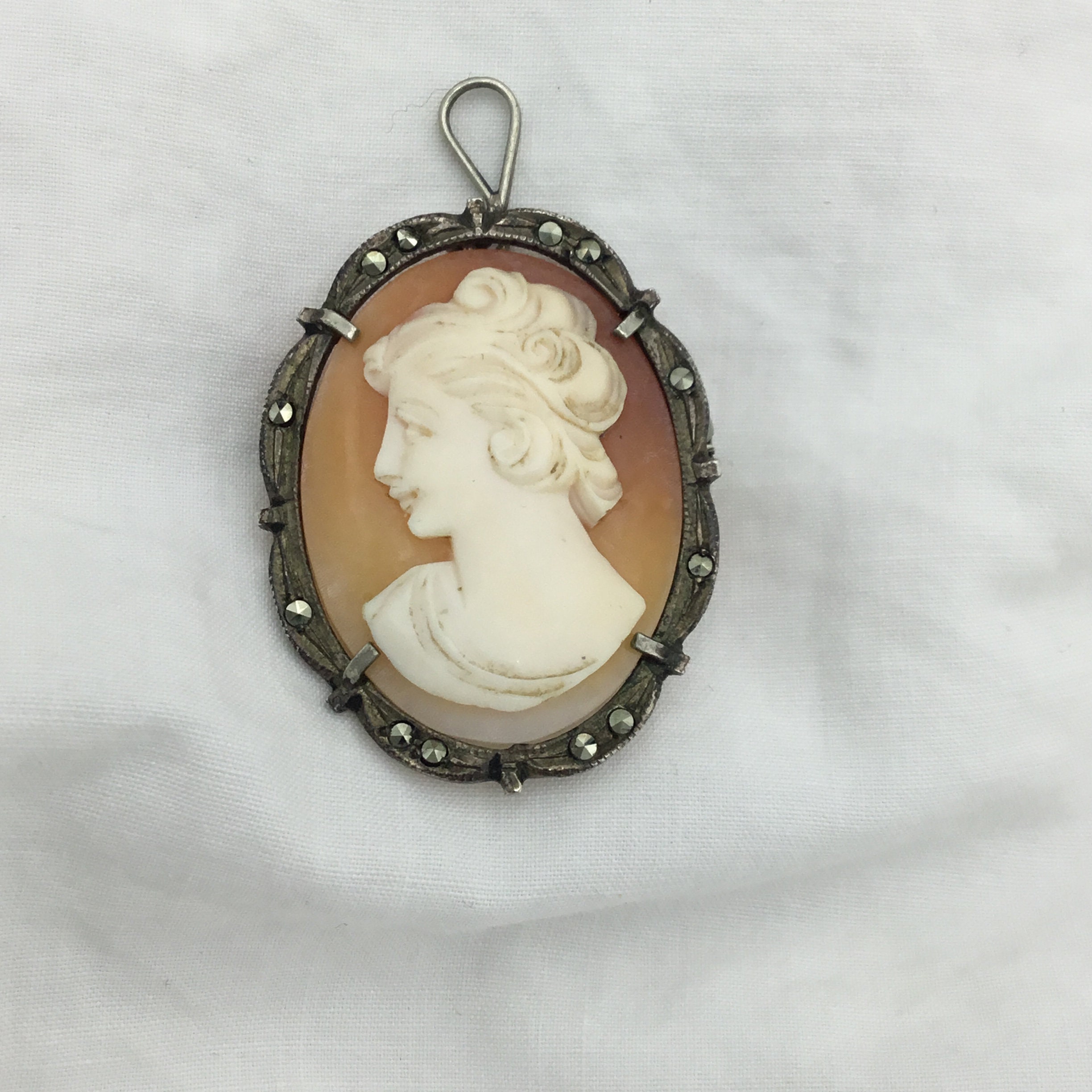 Broche Argentée Art Déco - Profil De Dame En Coquille Avec Marcassite, Vintage
