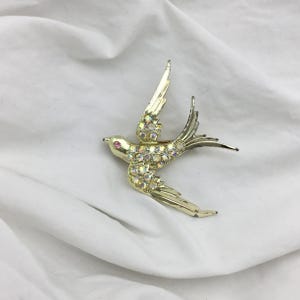 Vintage Aurora pale beige pink rhinestone with pink eye swallow bird gold tone brooch. In good condition. Size 5.4cm x 4.3cm