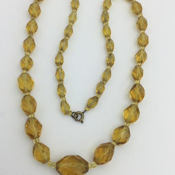 Antique Art Déco 1920s ambre orange jaune collier en cristal de verre 22 pouces de long ou 56cm. Diplômés de ovale 9mm à 2cm x 14mm.