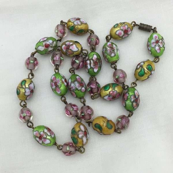 Collier vintage Art Déco, Chine cloisonné sur chaîne en laiton et fleur rose en verre, fermoir tonneau orné de filagrée. Longueur 46,5 cm ou 18 pouces