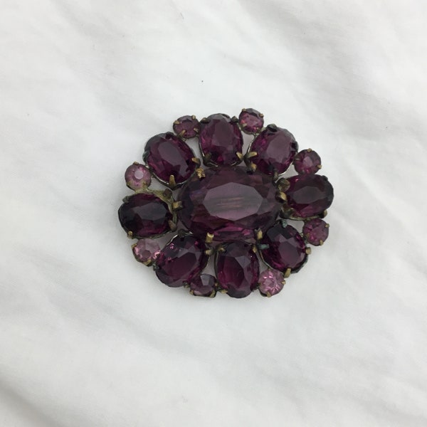 Antique 1910s purple amethyst paste glass stones costume cluster oval cluster brass brooch 3.9cm x 3.5cm widest. Slightest wear to brass