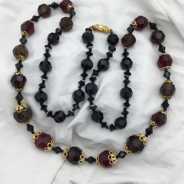 Collier vintage en jais de verre noir et perles de cristal de verre rouges et marron. Détails fantaisie dorés et fermoir en strass. Longueur 79 cm ou 31 pouces