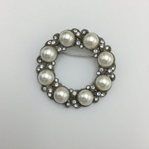 Vintage Costume white pearls and clear white rhinestone circle ring silver tone brooch. Size 5cm. Good condition stones complete. Nice gift