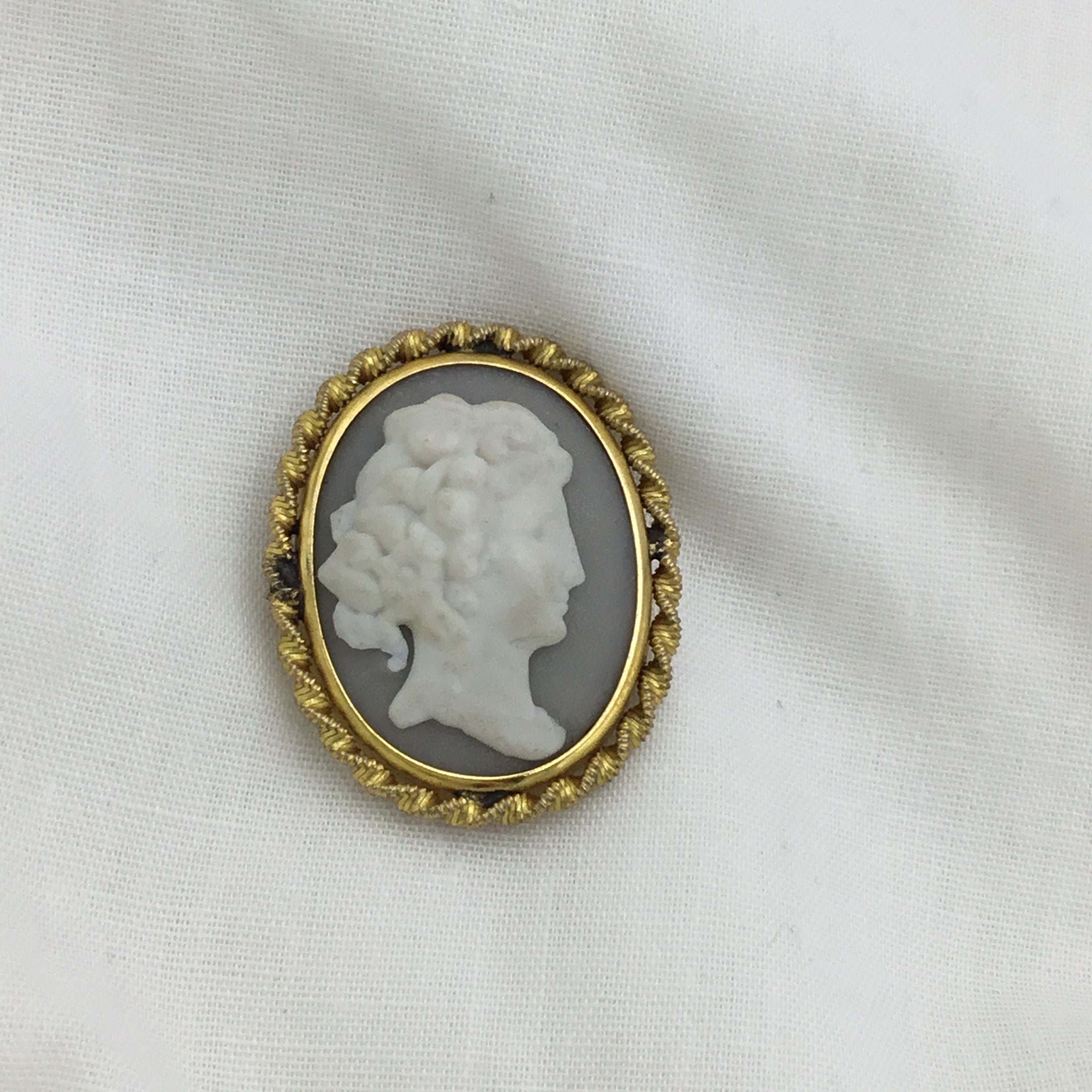 ヴィンテージ　カメオブローチ　セルロイド ヴィンテージ 1930 年代から 1940 年代、真鍮とセルロイド