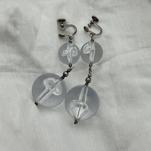 Pendientes colgantes vintage de mediados de siglo con cuentas de plástico lucita burbuja, tono plateado y cierre de rosca. Raros. Largo: 7,6 cm.