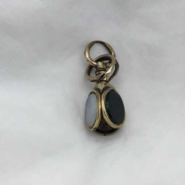 Colgante antiguo victoriano chapado en oro de 3 lados con parte trasera de cristal laminado transparente y piedras de vidrio de imitación de ágata blanca y heliotropo verde. Tamaño: 3 cm