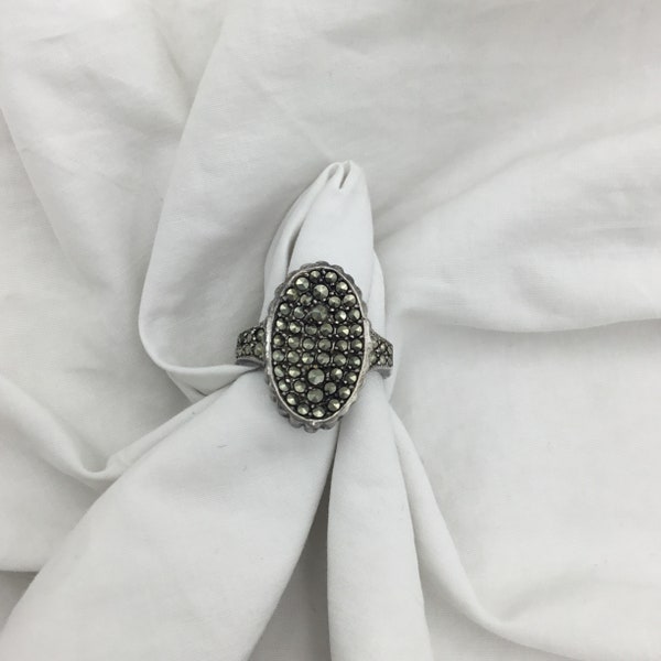 Vintage Sterling silver and Marcasite cluster oval ring. Size L(UK), 51.5 (EU), 6 (US). Fully hallmarked Birmingham,England 1972 Deco style