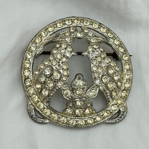 Vintage 1940s to 1950s two birds leaves clear white rhinestone silver tone round circle brooch. Size 3.8cm In good condition stones complete