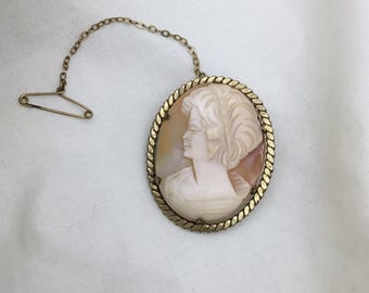 ヴィンテージ彫刻シェルカメオブローチ（小）、ゴールドトーンフレーム